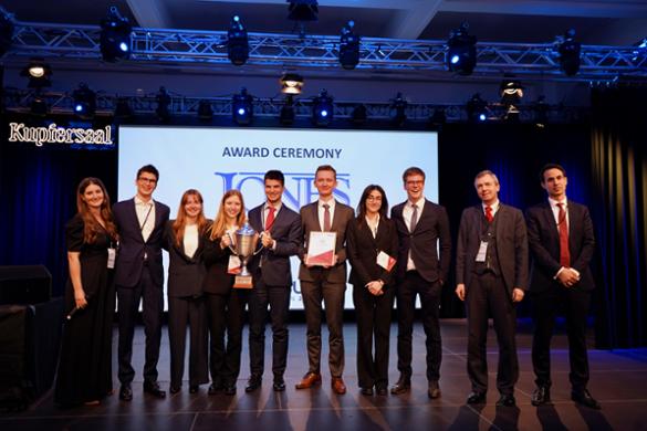 Foto der Verleihung des Jessup Pokals an das Heidelberger Team